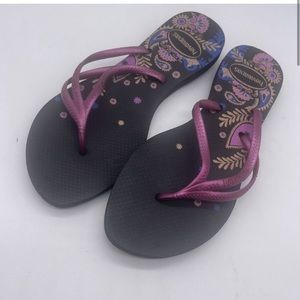Havaianas sandals ! Fun and unique! Size fits like 8-9